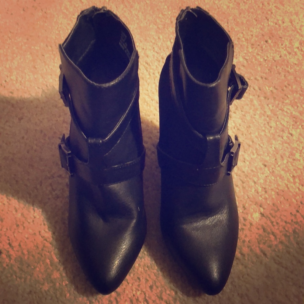 Black leather and suede heeled booties.